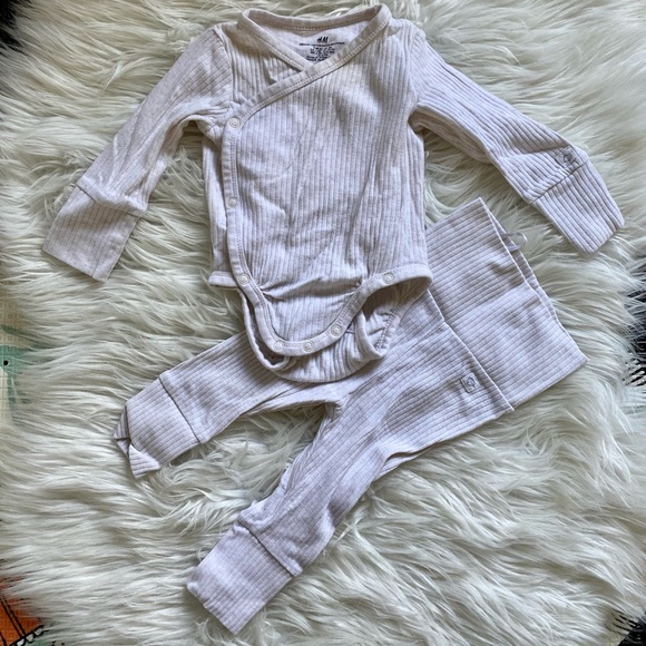 🧸🧸 H&M Wrap Over Bodysuit with Pants - Picture 1 of 2
